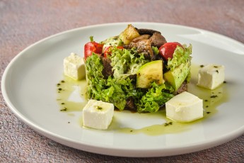 Салат з телятиною, печеними овочами та сиром Фетою